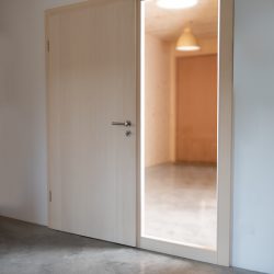 Ein Haus mit massiven Holzwänden