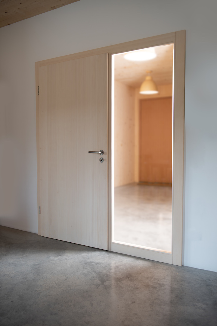 Ein Haus mit massiven Holzwänden