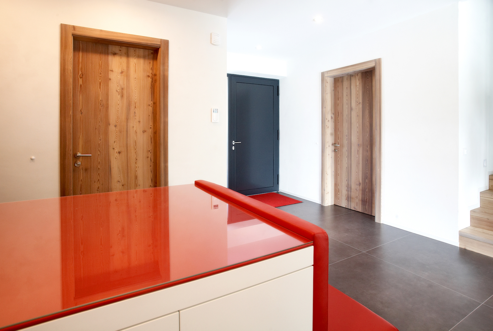 Ein Haus mit Türen aus dem Bodenhholz