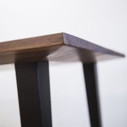 Massivholztisch aus Nuss mit Unterfräskante