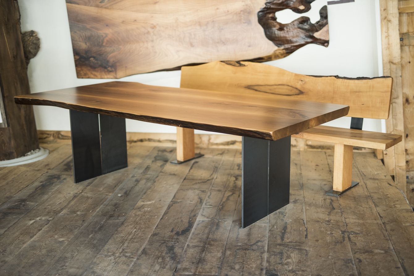 Massivholztisch aus Nussholz mit Waldkante