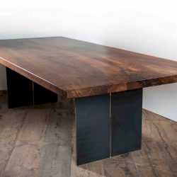 Massivholztisch aus Nussholz mit gerader Kante