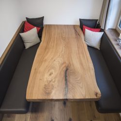 Massivholztisch aus Ulme mit Waldkante