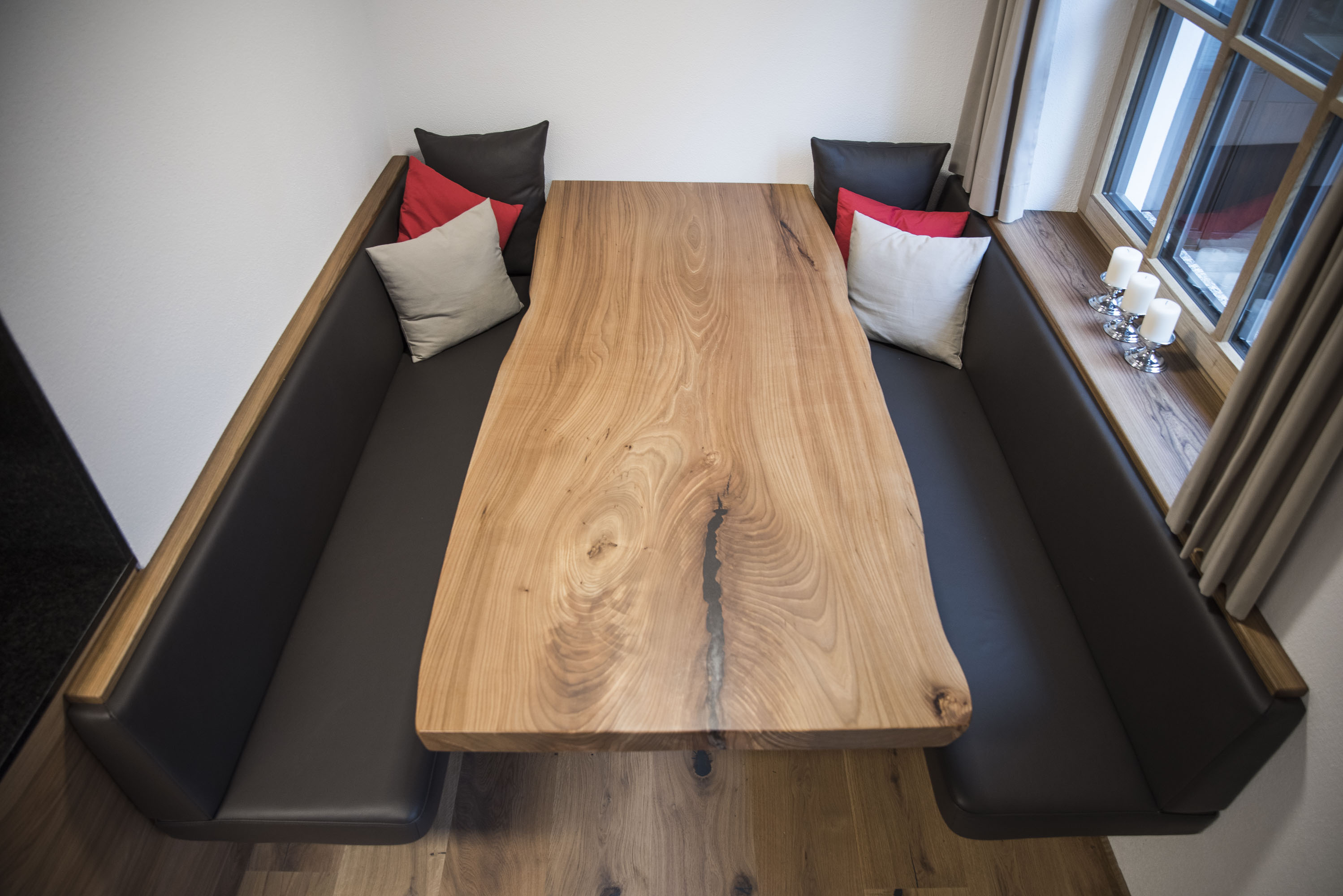 Massivholztisch aus Ulme mit Waldkante