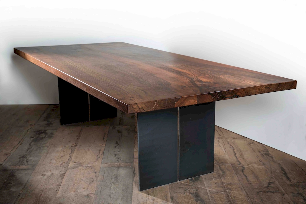 Massivholztisch aus Nussholz mit gerader Kante