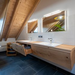 badezimmer-waschtisch-eiche-haberl-massivholztueren.jpg