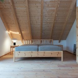 schlafzimmer-zirbe-haberl-massivholztueren.jpg