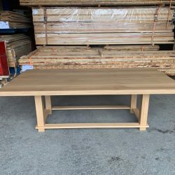 Massivholztisch mit ruhiger Maserung