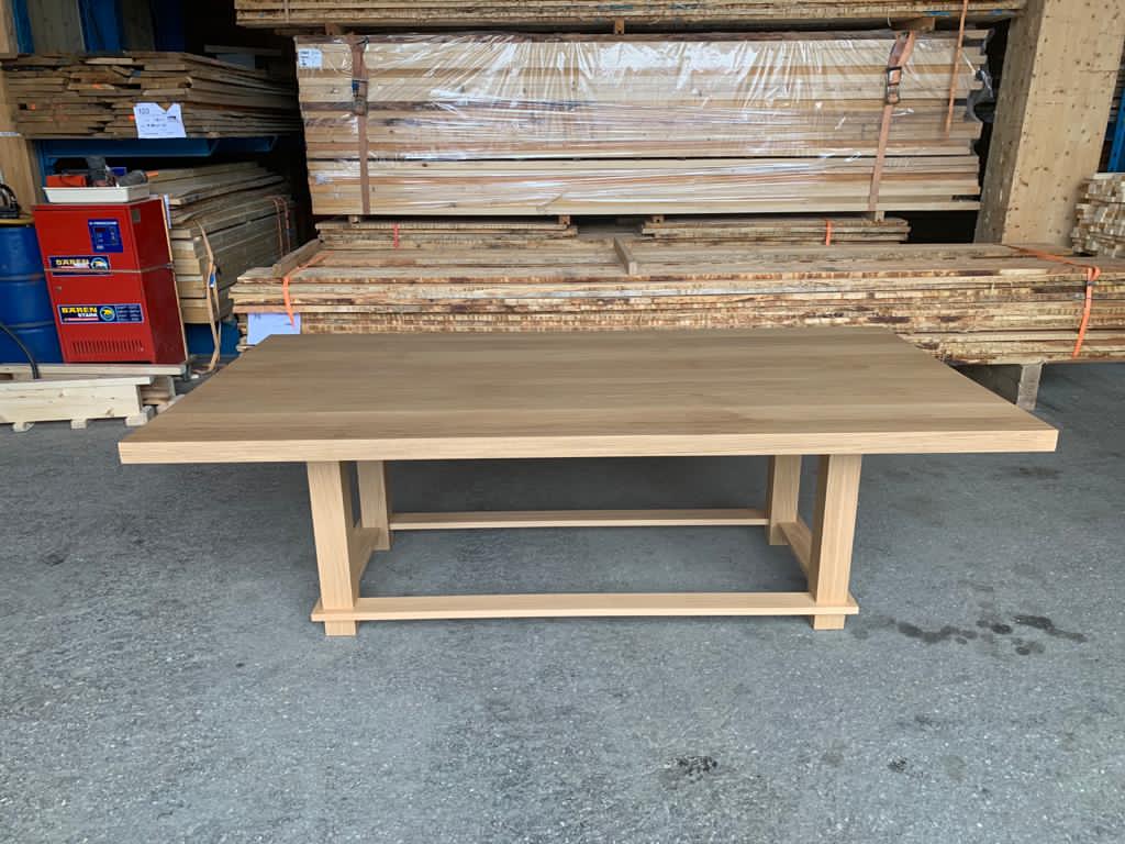 Massivholztisch mit ruhiger Maserung