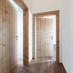 Ein Haus mit altem Holz