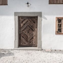 Haustüre mit sonnenverbrannten Altholz