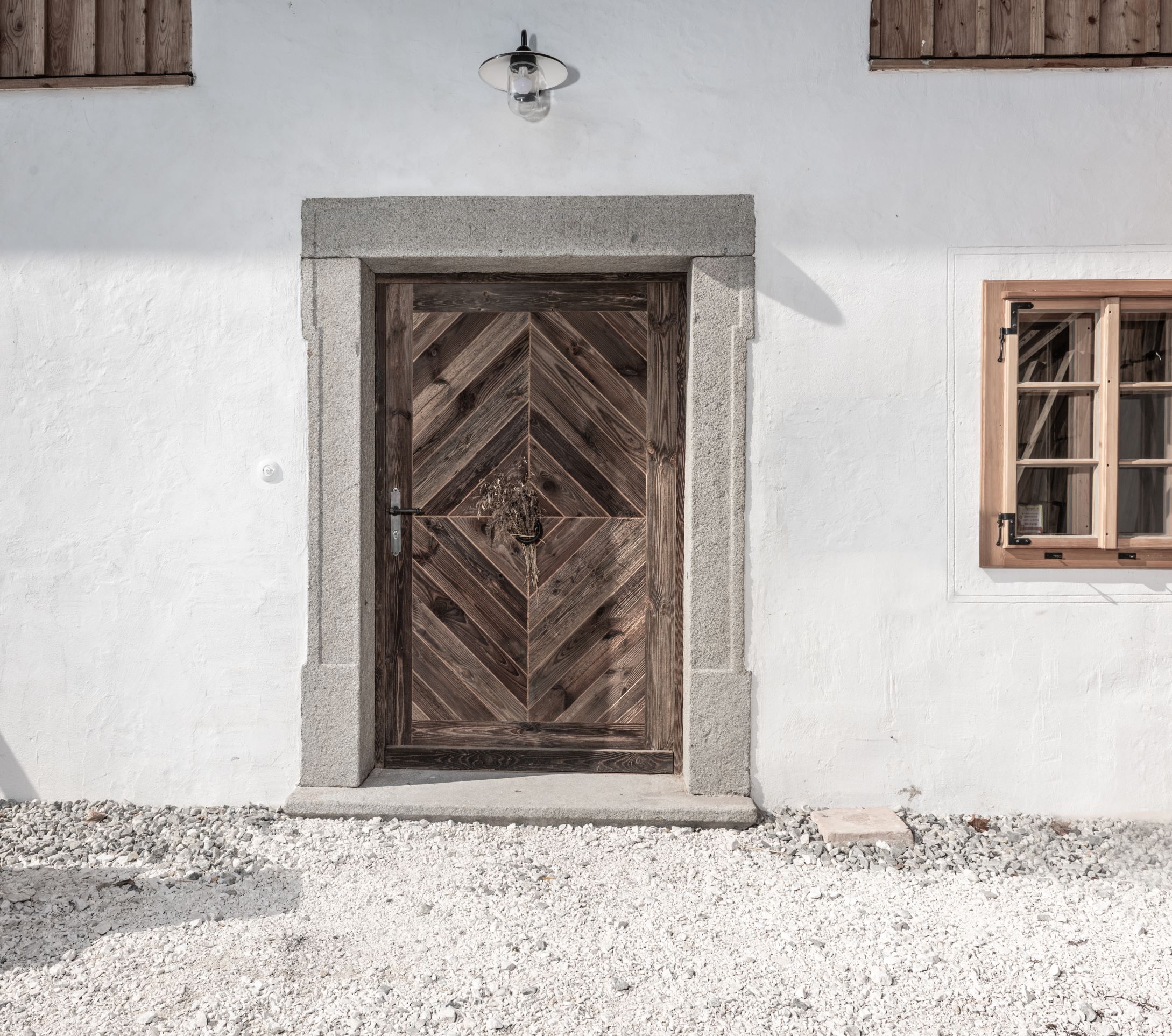 Haustüre mit sonnenverbrannten Altholz