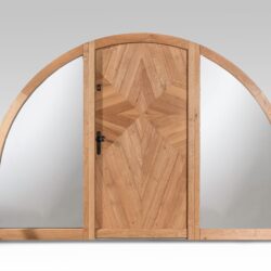 Eine Holzhaustüre wie bei „Herr der Ringe“