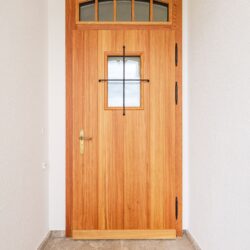 Klassiker aus dem Norden – Haustüre mit V-Fugen